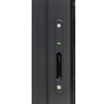 Detailansicht eines Fenstergriffs mit integrierter Wasserwaage