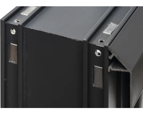 Detailansicht eines schwarzen Aluminiumprofils mit Beschlägen und Schraubenlöchern