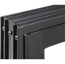Detailansicht eines schwarzen Aluminiumfensterrahmens mit Schrauben