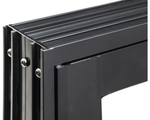 Detailansicht eines schwarzen Aluminiumfensterrahmens