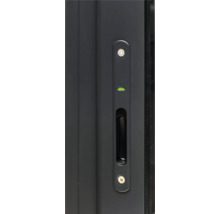 Detailansicht einer Schiebetür mit integrierter Griffleiste und Libelle zur Ausrichtung