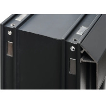 Detailansicht eines schwarzen Aluminiumprofils mit Schraubenlöchern und Magneten