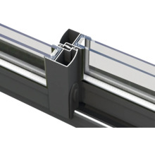 Detailansicht eines Aluminium-Schiebetürsystems mit Glasfüllung.