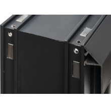 Detailansicht eines schwarzen Aluminiumrahmens mit Magneten und Bohrlöchern.