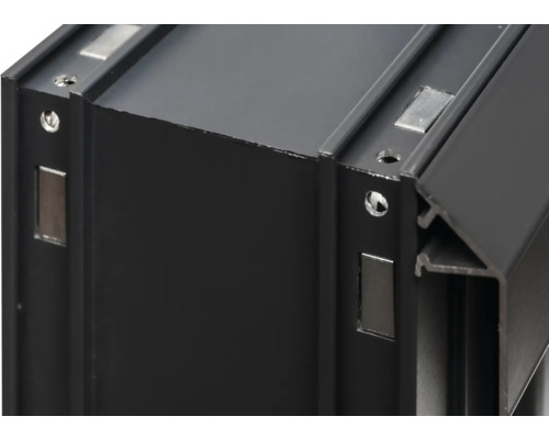 Detailansicht eines schwarzen Aluminiumrahmens mit Magneten und Bohrlöchern.