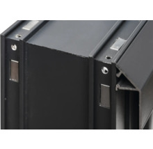 Detailansicht eines schwarzen Aluminiumprofils mit Schraubenlöchern und rechteckigen Aussparungen.