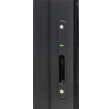 Detailansicht eines Fenstergriffs mit integrierter Wasserwaage