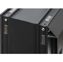 Detailansicht eines schwarzen Aluminiumprofils mit Schraubenlöchern