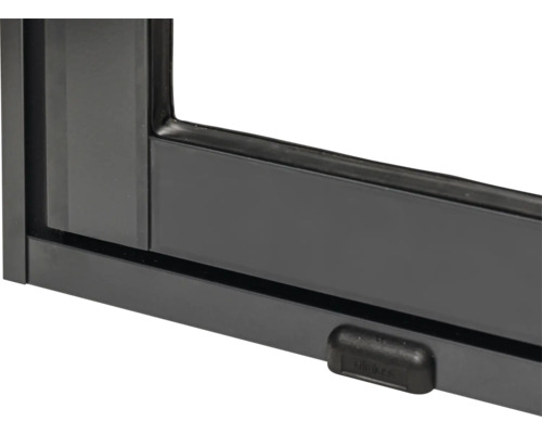 Detailansicht eines Fensters mit schwarzem Rahmen