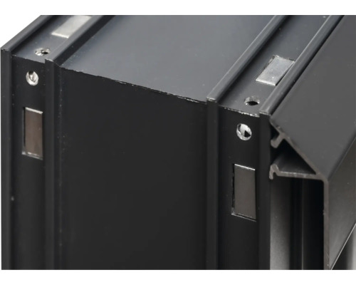 Detailansicht eines schwarzen Aluminiumrahmens mit Verbindungselementen.