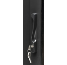 Nahaufnahme eines Fenstergriffs mit eingesetztem Schlüssel