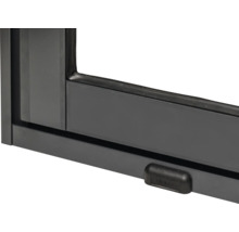 Detailansicht eines schwarzen Fensterrahmens