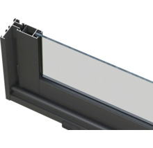 Detailansicht eines Fensterrahmens aus Aluminium mit Verglasung