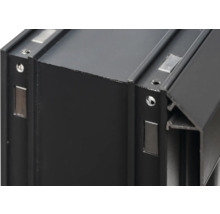 Detailansicht eines schwarzen Metallprofils mit Befestigungselementen