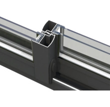 Detailansicht eines Aluminiumschiebetürrahmens mit Glasfüllung