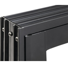Detailansicht eines schwarzen Fensterrahmens aus Aluminium mit Schrauben