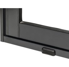 Detailansicht eines schwarzen Fensterrahmens