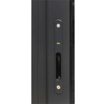 Detailaufnahme eines Fenstergriffs mit integrierter Wasserwaage