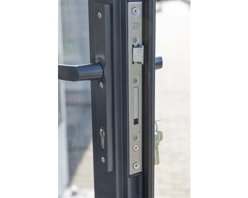 Nahaufnahme eines Türschlosses mit Griff und Schlüssel