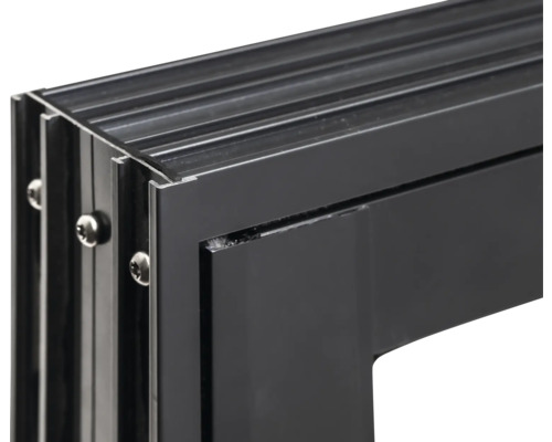 Detailansicht eines schwarzen Fensterrahmens aus Aluminium mit Schrauben