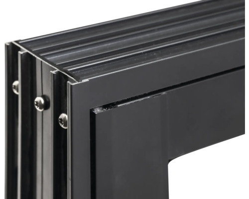 Detailansicht eines schwarzen Aluminiumfensterrahmens