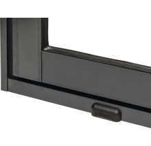 Detailansicht eines schwarzen Fensterrahmens.