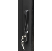 Fenstergriff mit Schlüssel im Schloss