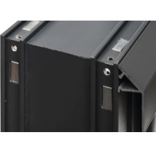 Detailansicht eines schwarzen Aluminiumprofils mit Schrauben und Magneten