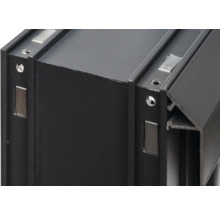 Detailansicht eines schwarzen Aluminiumprofils mit Magneten und Bohrungen.