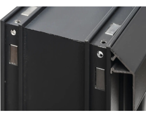 Detailansicht eines schwarzen Aluminiumprofils