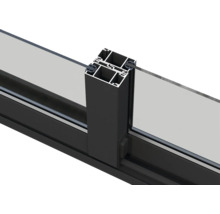 Detailansicht eines Fensterrahmens aus Aluminium.