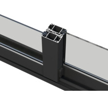 Detailansicht eines Fensterprofils mit Aluminiumrahmen und Verglasung