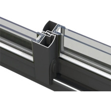 Detailaufnahme eines Fensterrahmens mit Glas