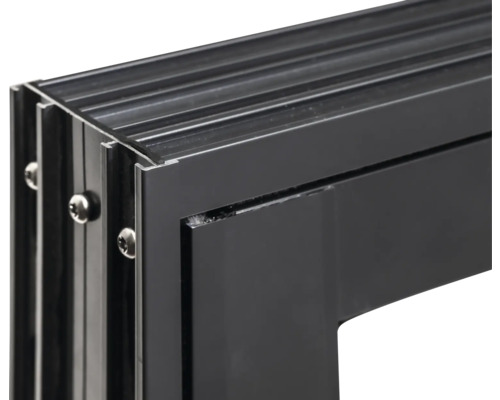Detailansicht eines schwarzen Aluminiumfensterrahmens mit Schrauben