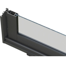 Detailansicht eines Aluminiumfensters mit Glas