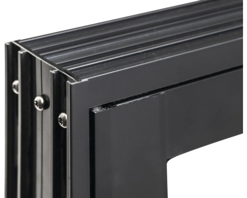 Detailansicht eines Fensterrahmens aus Metall mit Schrauben