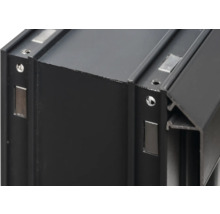 Detailaufnahme eines schwarzen Aluminiumprofils mit Schrauben und Magneten