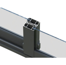 Detailansicht eines Glasgeländers mit Aluminiumprofil
