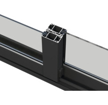 Detailansicht eines Fensterrahmens aus Aluminium mit Glas