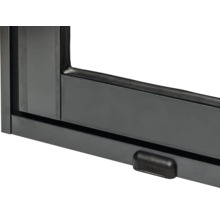 Detailansicht eines Fensters mit Rahmen und Verriegelung