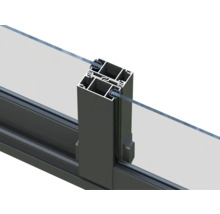 Detailansicht eines Aluminiumprofils mit Glaseinsatz