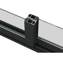 Detailansicht eines Aluminiumfensterrahmens mit Glas