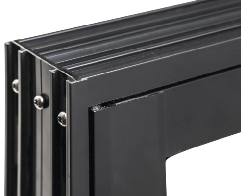 Detailansicht eines schwarzen Aluminiumfensterrahmens, befestigt mit Schrauben.