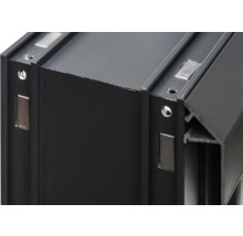 Detailansicht eines schwarzen Aluminiumprofils mit Magneten und Schrauben
