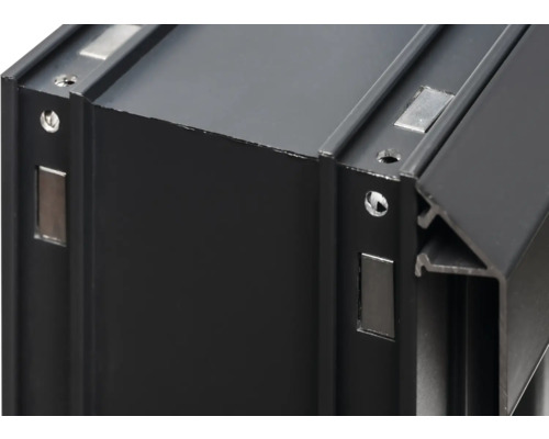 Detailansicht eines schwarzen Aluminiumprofils mit Magneten und Schrauben