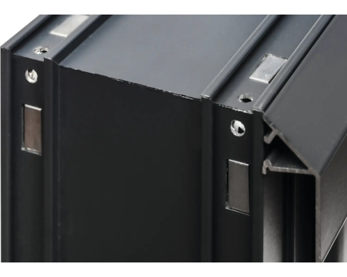 Detailansicht eines schwarzen Aluminiumprofils mit Bohrungen und Magneten