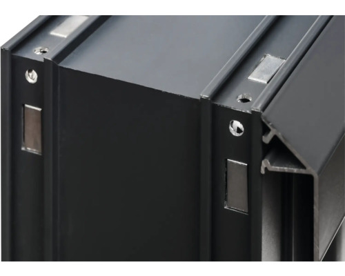 Detailaufnahme eines schwarzen Aluminiumprofils mit Bohrungen und Magneten