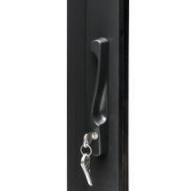 Nahaufnahme eines Türgriffs mit eingestecktem Schlüssel