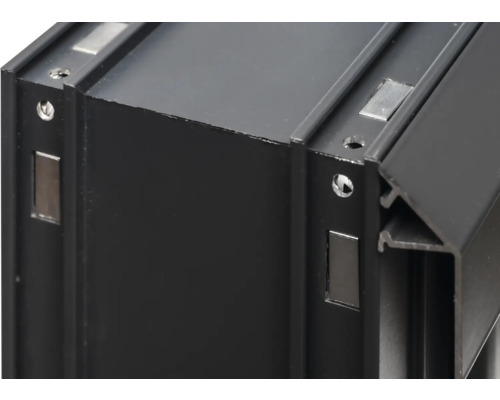 Detailaufnahme eines schwarzen Aluminiumprofils mit Magneten und Bohrlöchern