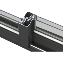 Detailansicht eines Aluminium-Schiebetürsystems mit Glaspaneelen